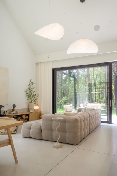 A Large Operational Screen Invites The Forest Views Into This Modern Home