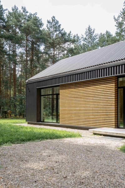 A Large Operational Screen Invites The Forest Views Into This Modern Home