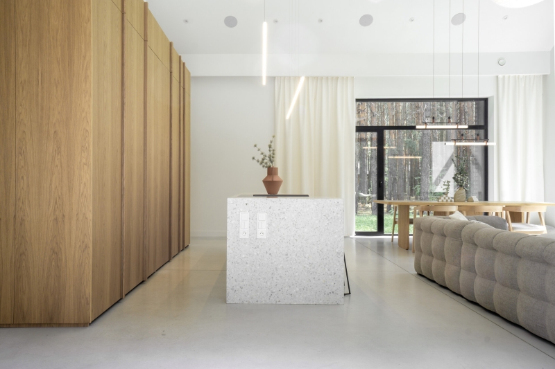 A Large Operational Screen Invites The Forest Views Into This Modern Home