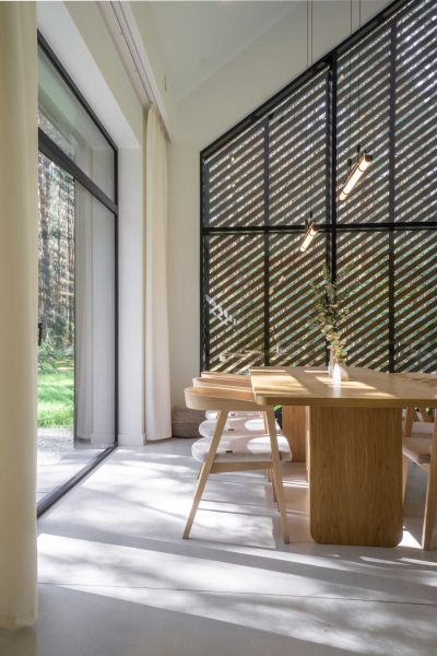 A Large Operational Screen Invites The Forest Views Into This Modern Home