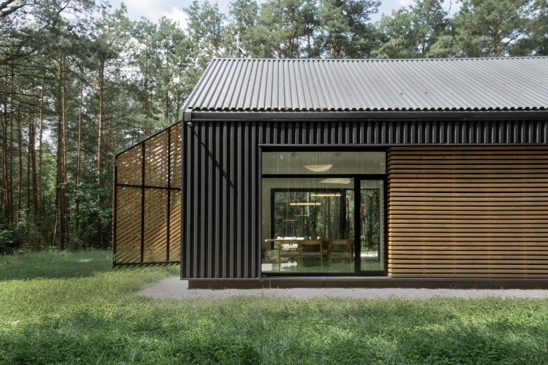 A Large Operational Screen Invites The Forest Views Into This Modern Home