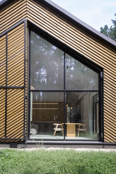 A Large Operational Screen Invites The Forest Views Into This Modern Home