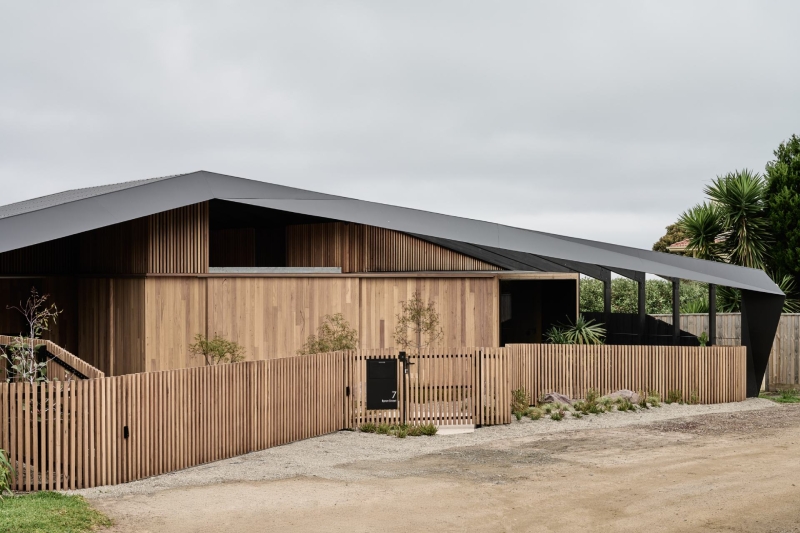 A beachside boardwalk reimagined as the spine of a modern home