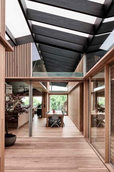 A beachside boardwalk reimagined as the spine of a modern home