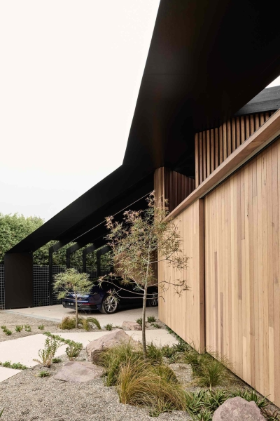A beachside boardwalk reimagined as the spine of a modern home