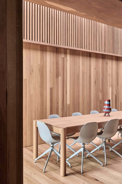 A beachside boardwalk reimagined as the spine of a modern home