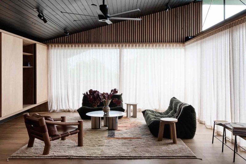 A beachside boardwalk reimagined as the spine of a modern home