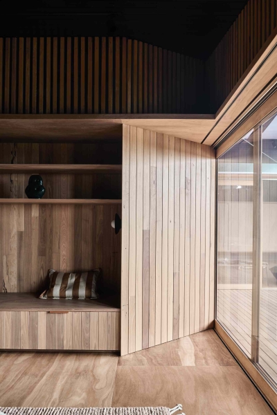 A beachside boardwalk reimagined as the spine of a modern home