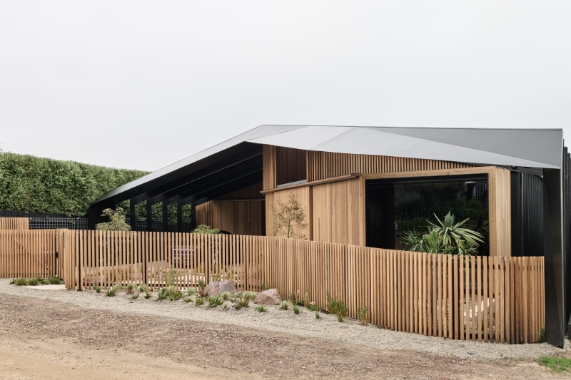 A beachside boardwalk reimagined as the spine of a modern home