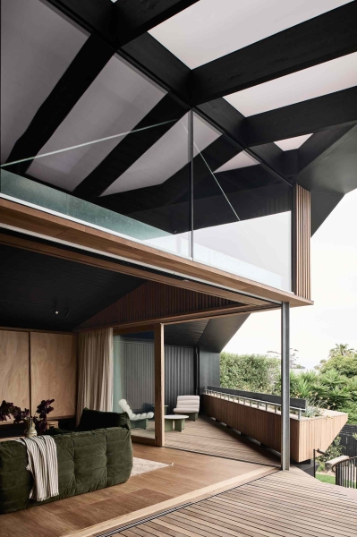 A beachside boardwalk reimagined as the spine of a modern home