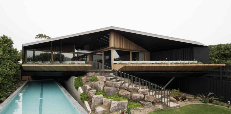 A beachside boardwalk reimagined as the spine of a modern home