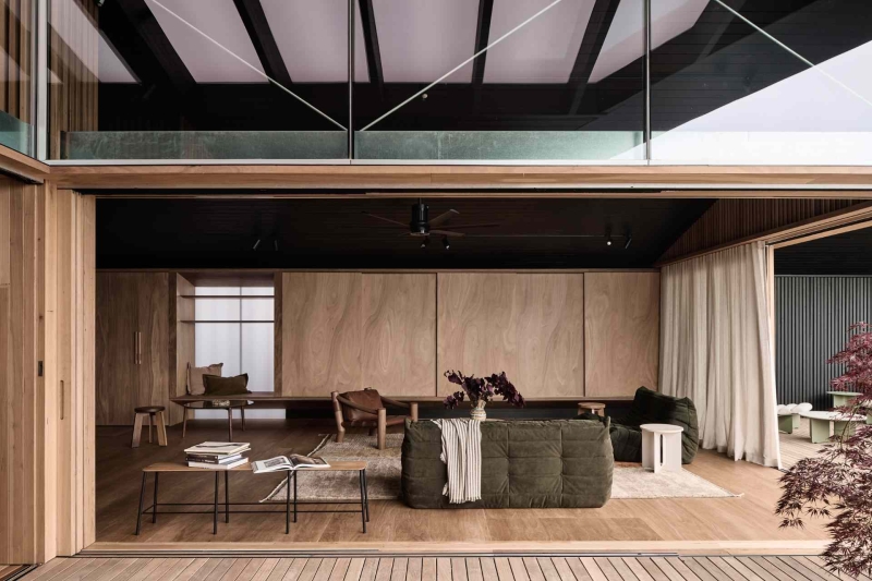 A beachside boardwalk reimagined as the spine of a modern home