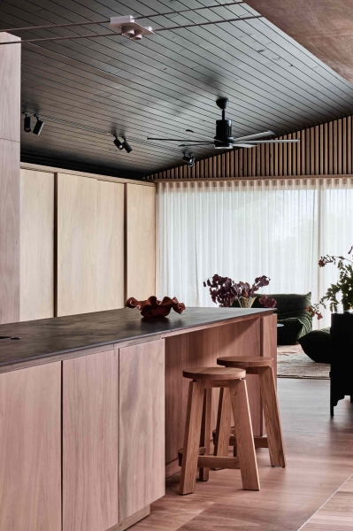 A beachside boardwalk reimagined as the spine of a modern home