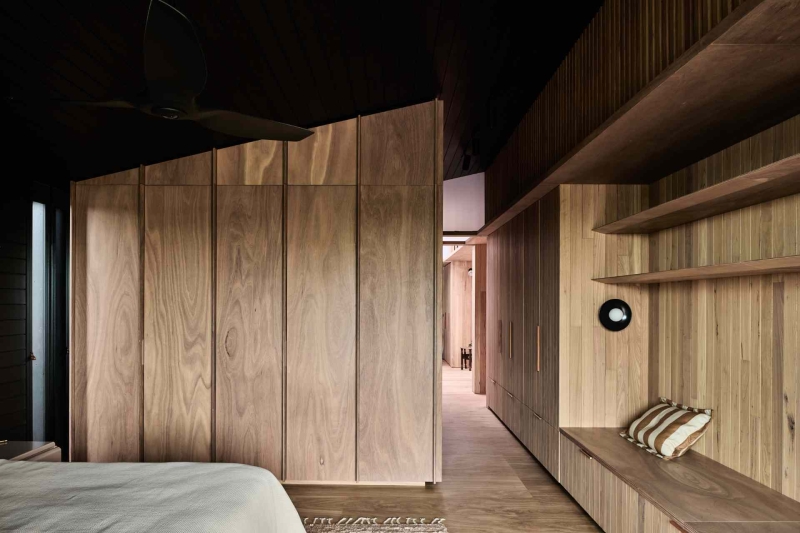 A beachside boardwalk reimagined as the spine of a modern home