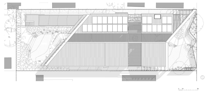A beachside boardwalk reimagined as the spine of a modern home