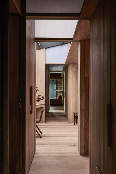 A beachside boardwalk reimagined as the spine of a modern home