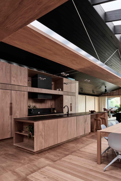 A beachside boardwalk reimagined as the spine of a modern home