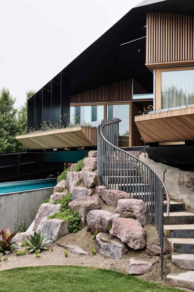 A beachside boardwalk reimagined as the spine of a modern home
