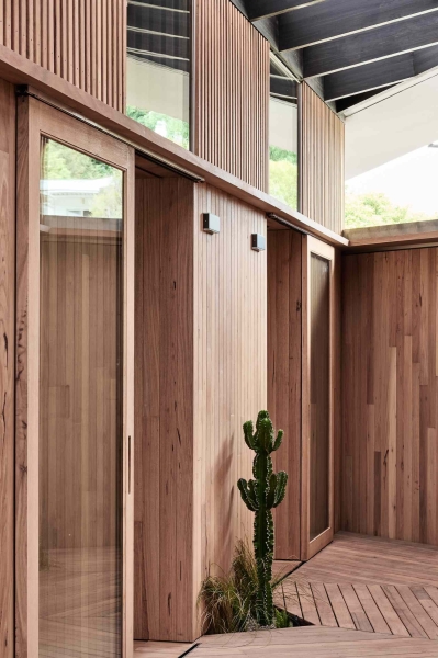 A beachside boardwalk reimagined as the spine of a modern home