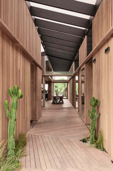 A beachside boardwalk reimagined as the spine of a modern home