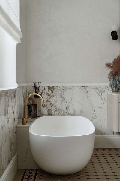 Inside an apartment where art meets soft minimalism