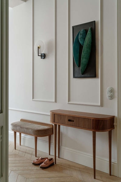 Inside an apartment where art meets soft minimalism