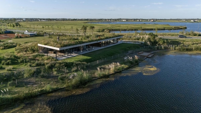 A Clubhouse That Grows from the Landscape