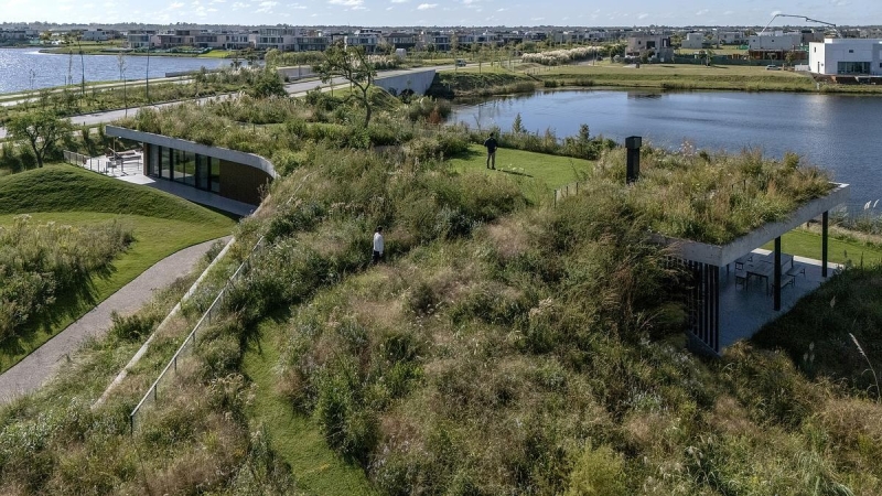 A Clubhouse That Grows from the Landscape