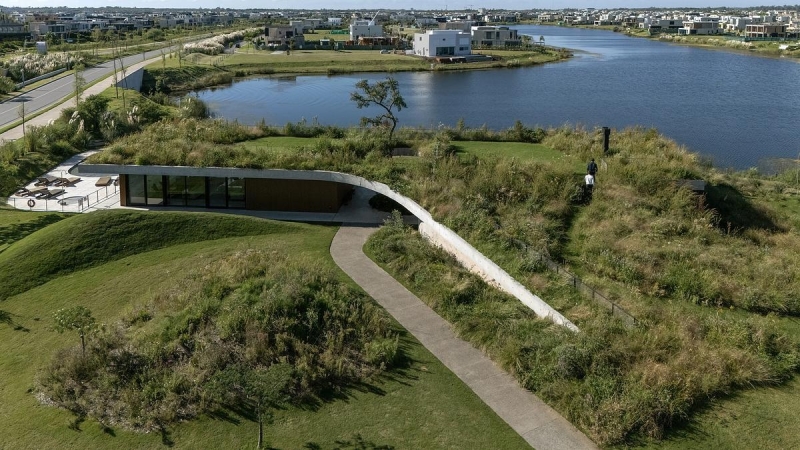 A Clubhouse That Grows from the Landscape