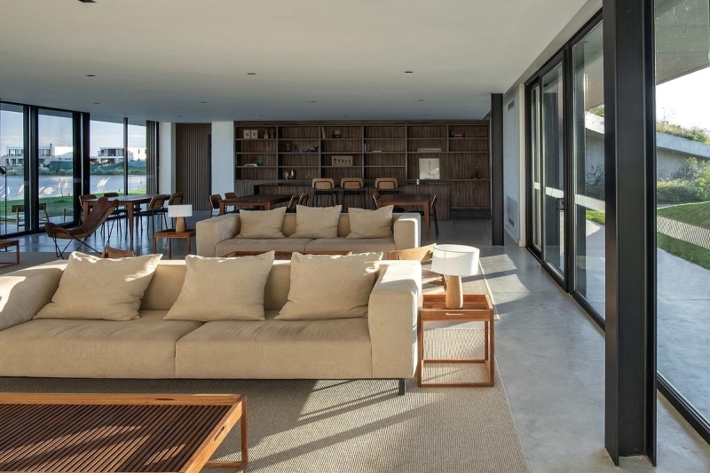 A Clubhouse That Grows from the Landscape