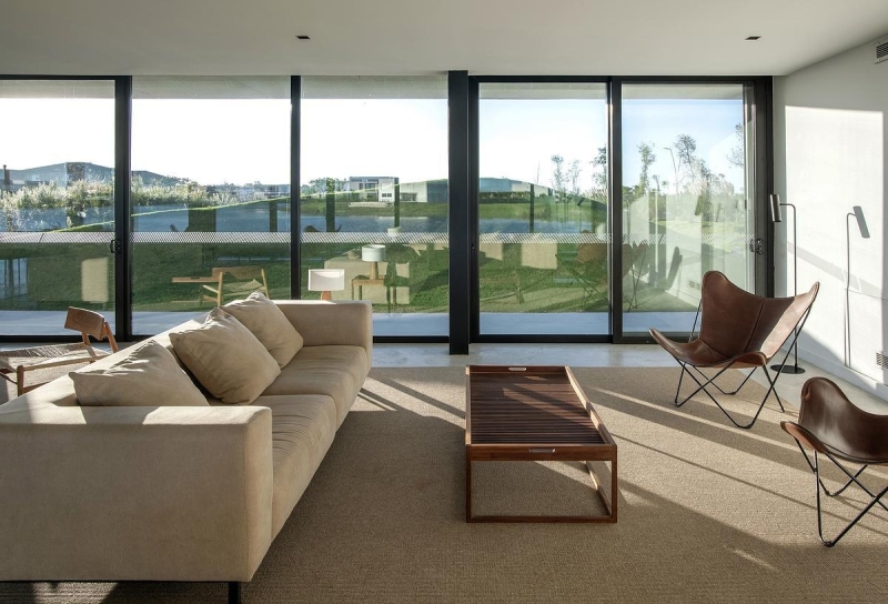 A Clubhouse That Grows from the Landscape