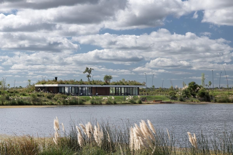 A Clubhouse That Grows from the Landscape