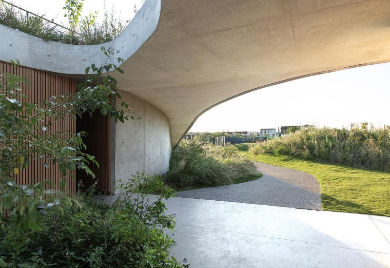 A Clubhouse That Grows from the Landscape