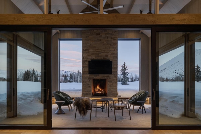 A Modern Farmhouse Full Of Southern Warmth and Mountain Stillness