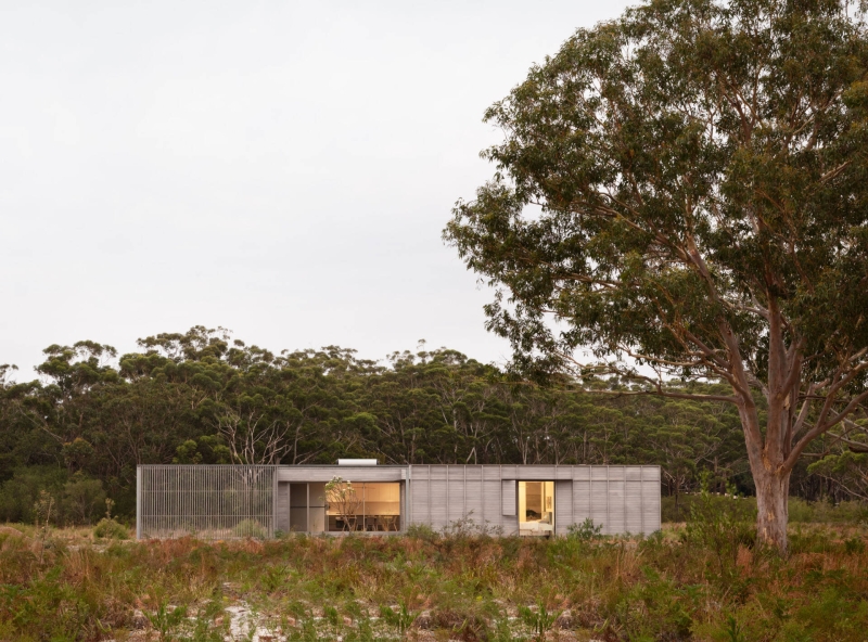 A Prefab Home With A Courtyard Designed to Embrace the Landscape