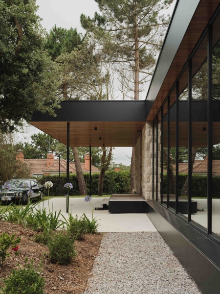 A Seaside Home Where Limestone, Wood, and Glass Unite
