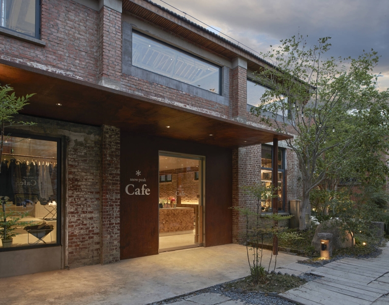 Before and After - A Renovated 1950s Red-Brick Warehouse Turned It Into A Cafe