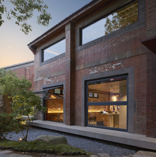 Before and After - A Renovated 1950s Red-Brick Warehouse Turned It Into A Cafe