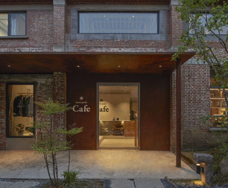 Before and After - A Renovated 1950s Red-Brick Warehouse Turned It Into A Cafe