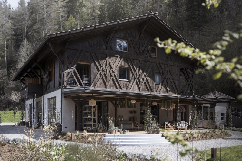 How an Old Barn Became a Craft and Wine Haven