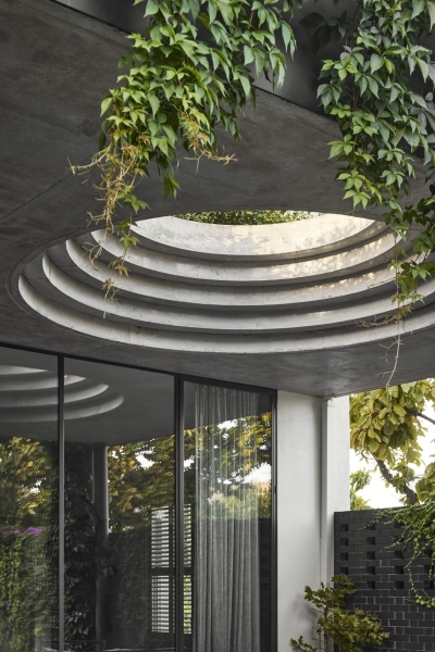 This Home's Courtyard Uses a Circular Cut-Out to Invite Light and Sky In