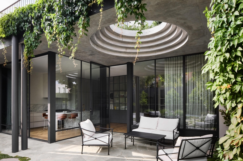 This Home's Courtyard Uses a Circular Cut-Out to Invite Light and Sky In