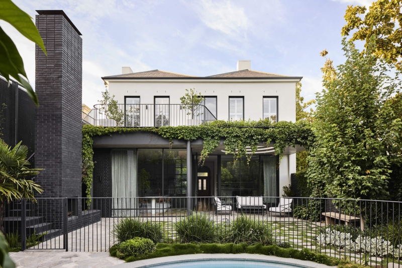 This Home's Courtyard Uses a Circular Cut-Out to Invite Light and Sky In