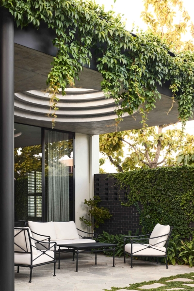 This Home's Courtyard Uses a Circular Cut-Out to Invite Light and Sky In