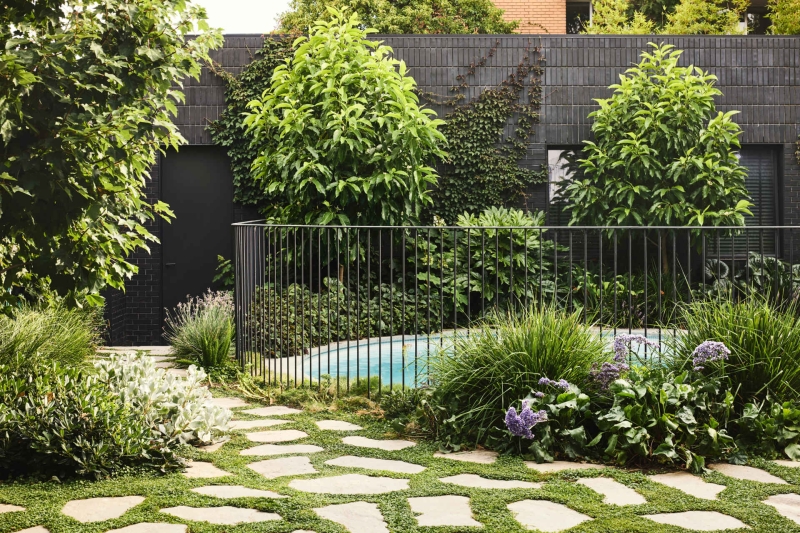 This Home's Courtyard Uses a Circular Cut-Out to Invite Light and Sky In