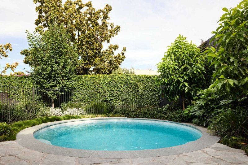 This Home's Courtyard Uses a Circular Cut-Out to Invite Light and Sky In