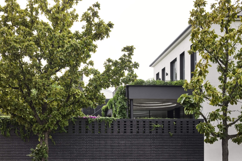 This Home's Courtyard Uses a Circular Cut-Out to Invite Light and Sky In