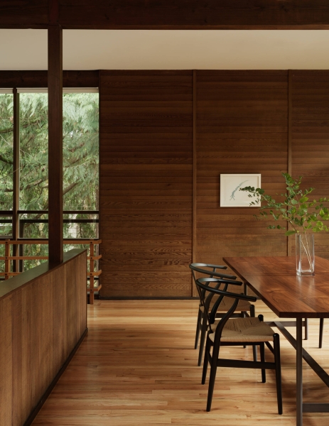 This Mid-Century Modern Home Feels Like a Secret Treehouse in the Forest