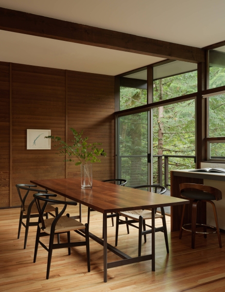 This Mid-Century Modern Home Feels Like a Secret Treehouse in the Forest