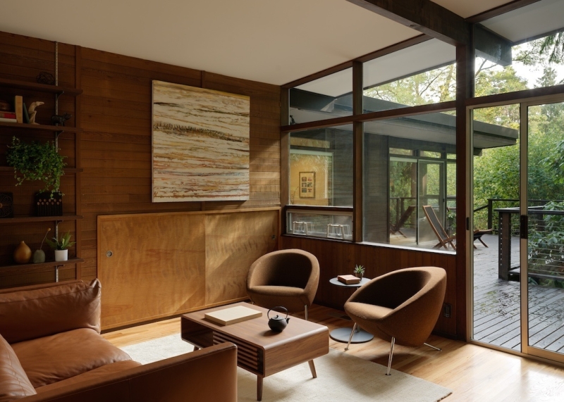 This Mid-Century Modern Home Feels Like a Secret Treehouse in the Forest
